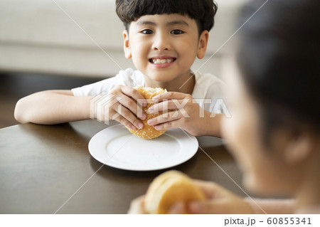 親子　ライフスタイル　食事 60855341