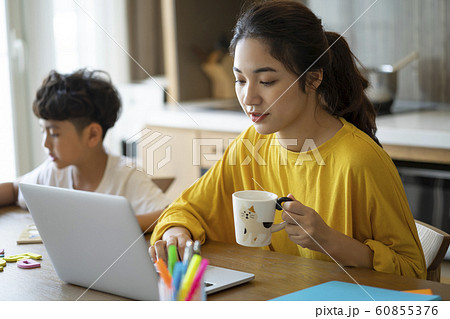 親子　ライフスタイル　子育てイメージ 60855376