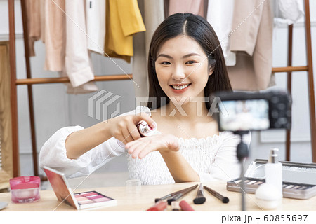 女性　ビューティー　インフルエンサー 60855697