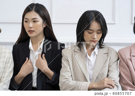 女性　ビジネス　面接 60855707