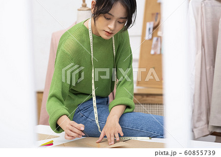 女性　アパレル　デザイナー 60855739