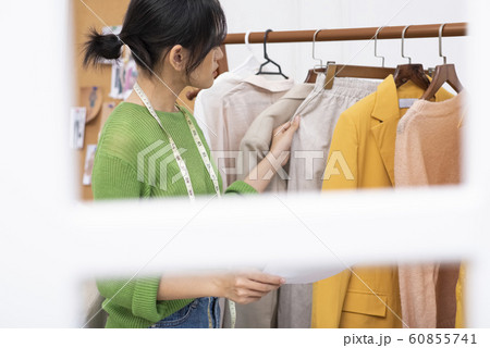 女性　アパレル　デザイナー 60855741