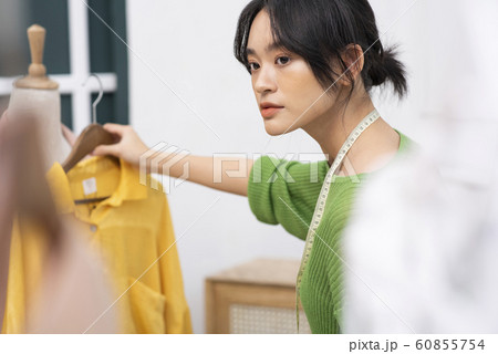女性　アパレル　デザイナー 60855754