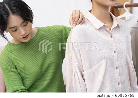 女性　アパレル　デザイナー 60855769