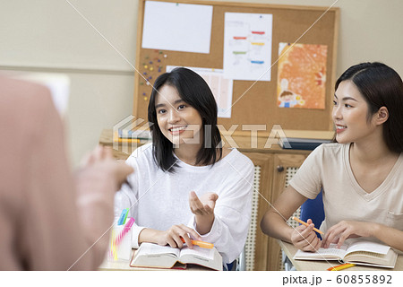 女性 学生 授業 女性 学生 授業 60855892