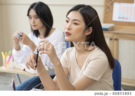 女性 学生 授業 女性 学生 授業 60855893