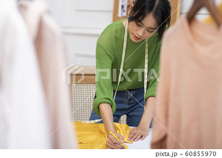 女性　アパレル　デザイナー 60855970