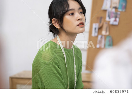 女性　アパレル　デザイナー 60855971