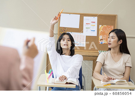 女性　学生　授業 60856054
