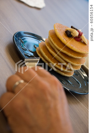 パンケーキを食べる パンケーキを食べる 60856154