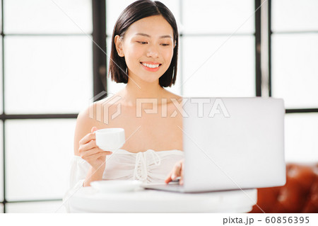女性 ティータイム パソコン 女性 ティータイム パソコン 60856395