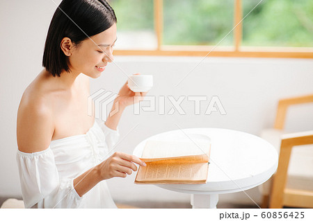 女性 ティータイム 読書 女性 ティータイム 読書 60856425