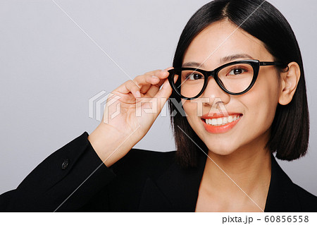 女性 ビジネス メガネの写真素材