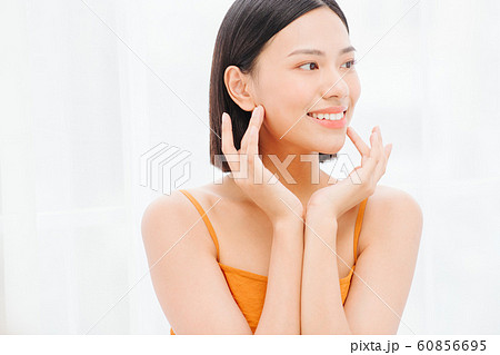 女性　ビューティー　洗顔 60856695
