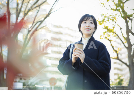 女性 屋外 公園 女性 屋外 公園 60856730