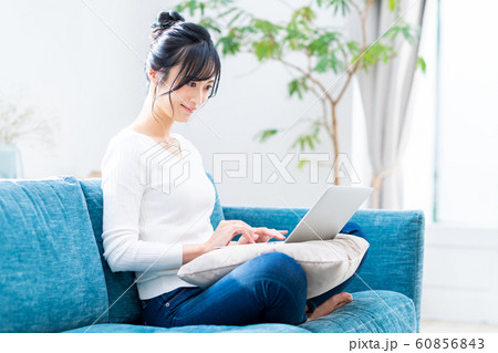 若い女性(パソコン) 若い女性(パソコン) 60856843