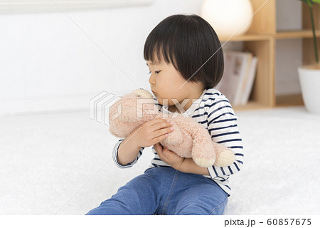 ぬいぐるみを抱っこする子供の写真素材