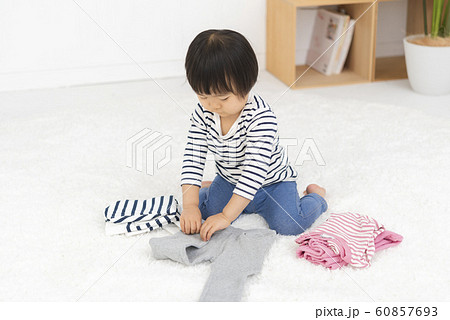 自分で服をたたむ2歳児 自分で服をたたむ2歳児 60857693