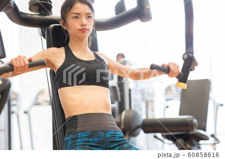 スポーツジムに通う女性 60858616