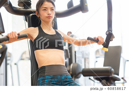 スポーツジムに通う女性 60858617