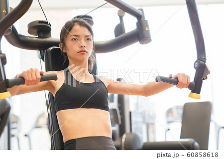 スポーツジムに通う女性 60858618