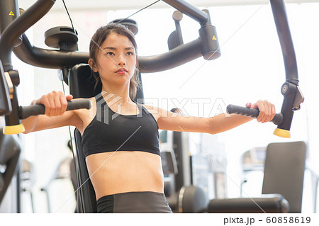 スポーツジムに通う女性 60858619
