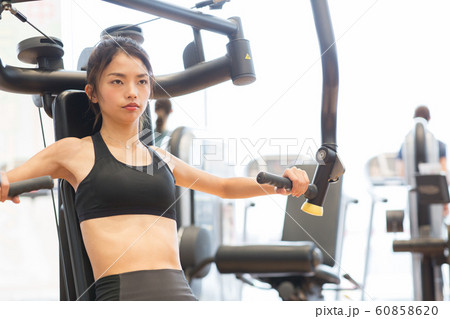 スポーツジムに通う女性 60858620