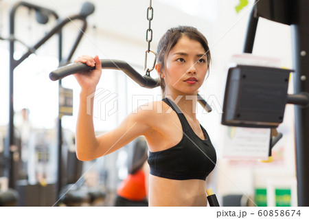 スポーツジムに通う女性 60858674
