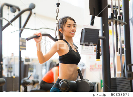 スポーツジムに通う女性 60858675