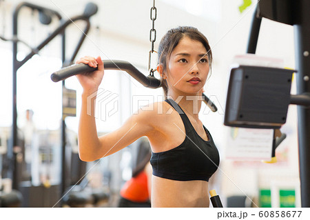 スポーツジムに通う女性 60858677