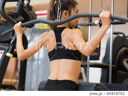スポーツジムに通う女性 スポーツジムに通う女性 60858702