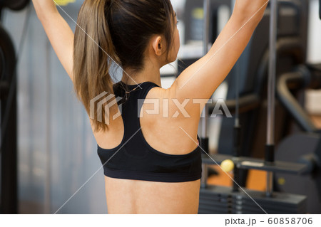 スポーツジムに通う女性 60858706
