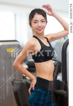 スポーツジムに通う女性 60858756