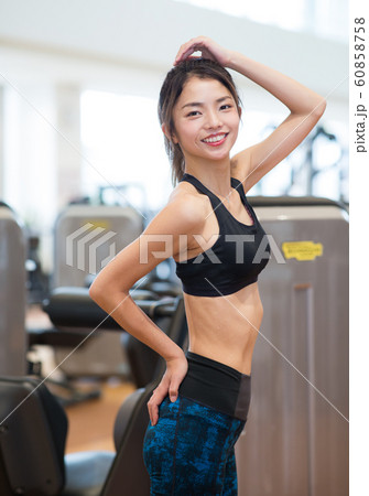 スポーツジムに通う女性 スポーツジムに通う女性 60858758