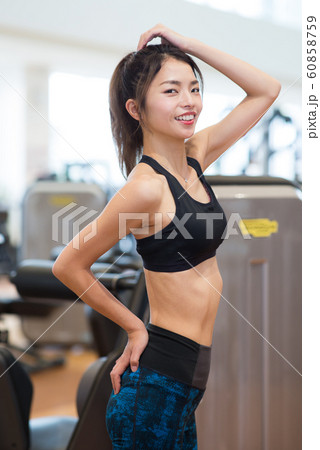 スポーツジムに通う女性 スポーツジムに通う女性 60858759