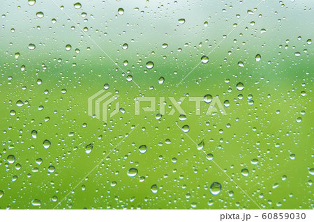 ガラス　雨粒 60859030