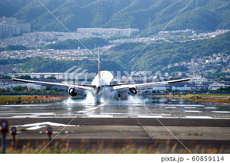 大阪空港を飛び立つ飛行機 60859114