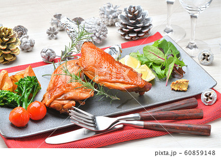 クリスマス・イブの2人分のローストチキン（ローストレッグ）ディナーのイメージ。 60859148
