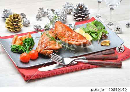 クリスマス・イブの2人分のローストチキン（ローストレッグ）ディナーのイメージ。 60859149