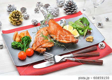 クリスマス・イブの2人分のローストチキン（ローストレッグ）ディナーのイメージ。 60859150