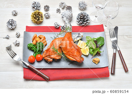 クリスマス・イブの2人分のローストチキン(ローストレッグ)ディナーのイメージ。 クリスマス・イブの2人分のローストチキン(ローストレッグ)ディナーのイメージ。 60859154