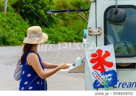 かき氷を待つ女性 かき氷を待つ女性 60860850