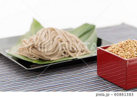 雑穀　蕎麦の実と生蕎麦 60861383