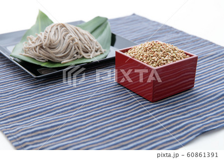 雑穀　蕎麦の実と生蕎麦 60861391