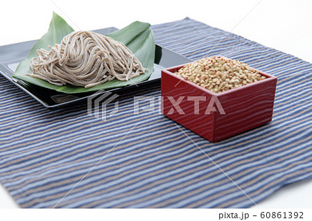 雑穀 蕎麦の実と生蕎麦 雑穀 蕎麦の実と生蕎麦 60861392