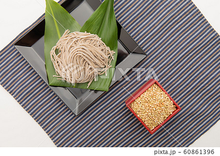 雑穀 蕎麦の実と生蕎麦 雑穀 蕎麦の実と生蕎麦 60861396