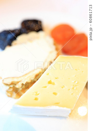 おいしいチーズとドライフルーツ おいしいチーズとドライフルーツ 60861713