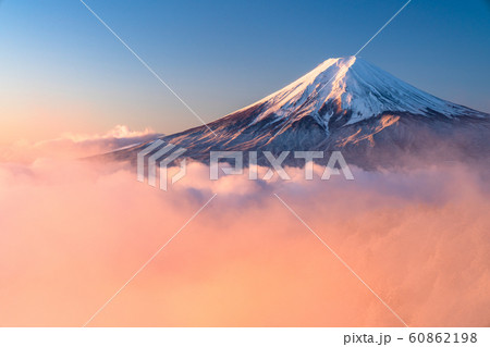 《山梨県》富士山・朝の大雲海 60862198