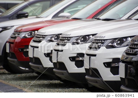 輸入車イメージ　高級SUV　ランドローバー 60863941