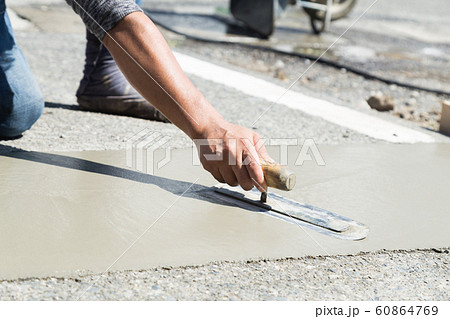 コンクリート打ち 60864769